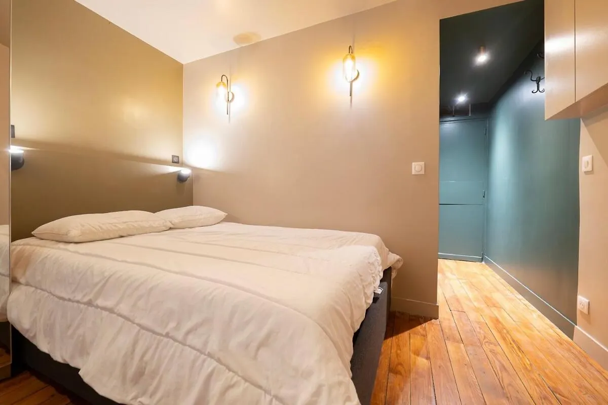 Lovely Studio In The Heart Of Montmartre Paris